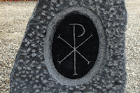 Gravsten til fællesaskegraven på Orø kirkegård