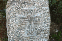 Or�korset indhugget i granit