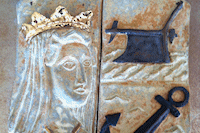 S� blev relieffet med Or�s vartegn overrakt H.M. Dronningen.
Da majst�ten mandag den 3. juni 2013 havde besigtiget alle de udstillede v�rker p� kroen og drak kaffe med sit f�lge, kom adjudanten hen til mig, som stod ved siden af relieffet og spurgte om han m�tte fotografere det smukke vartegn. Selvf�lgelig m� du det, sagde jeg til ham - forresten er det tilt�nkt H,M. som gave fra Or�s beboerforening  - er det muligt? Det tror jeg ikke er noget problem, jeg sp�rger lige ceremonimesteren. Han nikkede bekr�ftende.
S�ledes gik det til at jeg efter at majest�ten havde drukket sin kaffe fik lov til at overr�kke relieffet personligt.
